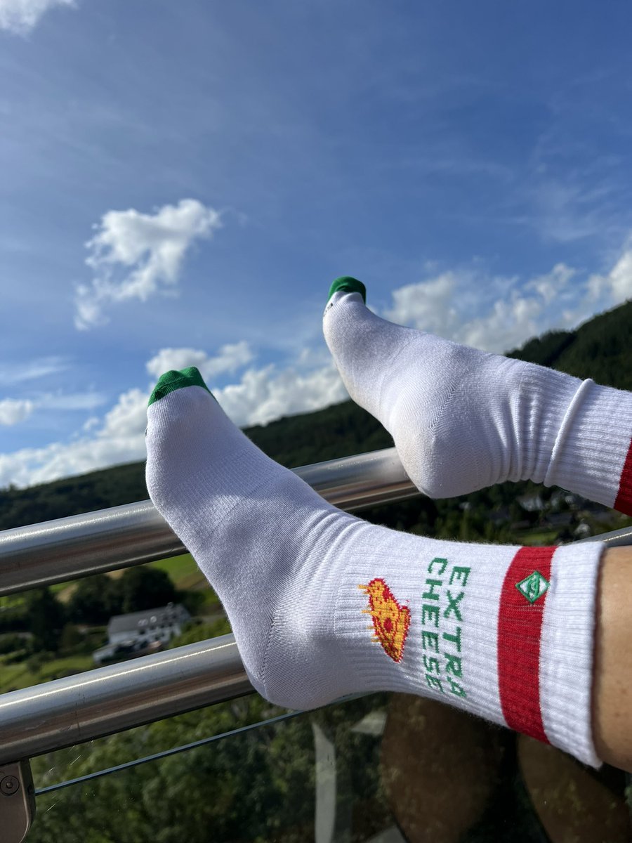geld_ansehnlich's tweet photo. Nach der Wanderung bei 30 Grad,
ist der Name Programm 🧀🦶🏽
#duftsocken #extracheese https://t.co/S9f79AUWMG