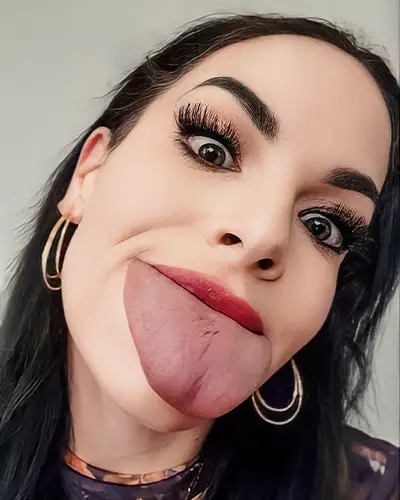 bosunatiklama's tweet image. Dünyanın en geniş diline (7.90cm) sahip olan Brittany Lacayo, Guinness Rekorlar Kitabı&apos;na girdi.