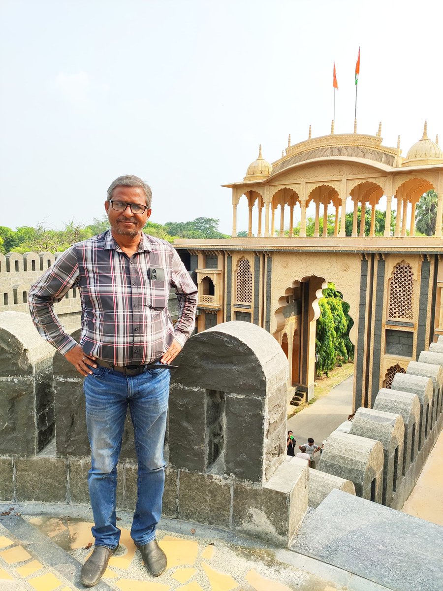 राजभवन बेंती के मुख्य द्वार पर ...

             जय सियाराम 🙏