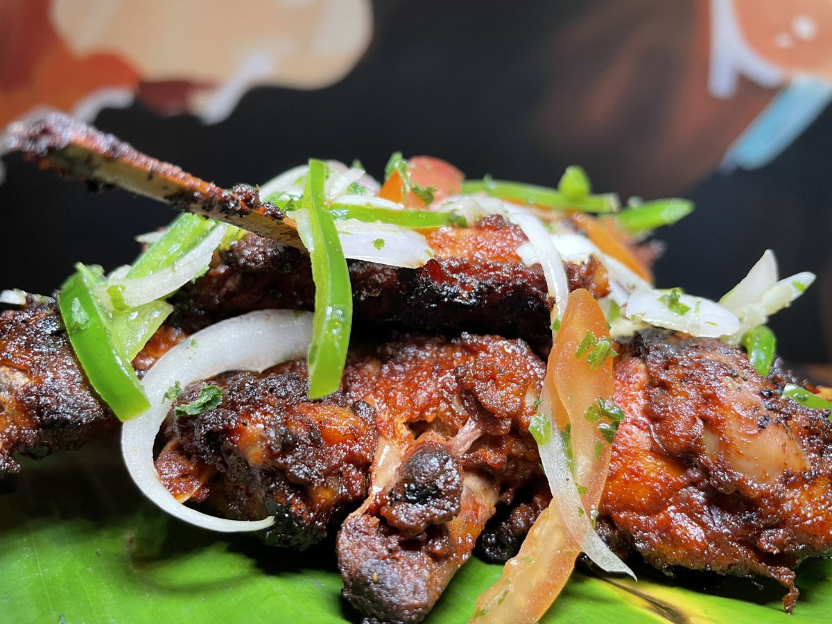 SouamyS's tweet photo. Une partie de mon travail consiste à filmer de la nourriture et à la manger gratuitement 😅hier j’ai testé les nikes, cotis braisé et coupés-coupés du corner pour le week-end de l’indépendance. Bien bon🥹Sinn y’a le show là-bas de ce soir à dimanche à partir de 18h https://t.co/0ZaGQLGlTk