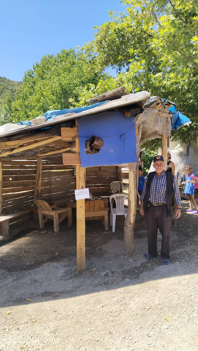dervisbaba10's tweet photo. Sayın başkanım resimde gördüğünüz Kıbrıs gazisi bir dedemiz Keles bursa yolunda derme çarpma bir yer yapmis   2 çay yapacak satacak orada oyalanacak,Osmangazi belediyesinden görevliler gelmiş yıkmak için  #erkanecz #mustafabozbey #eczözgurözel #bursaspor https://t.co/zc1hI8olRu