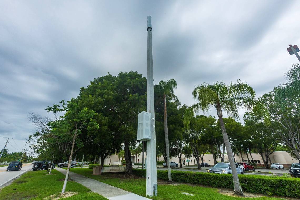 MyBlockMiami's tweet photo. Kendall residents are fuming about these new small cell towers, worrying about health risks and property values. Despite Crown Castle’s claims of involving the community, many feel left out. 🏠
 
Photos via @MiamiHerald 

#MyBlockMiami #Kendall #5GTowers #CrownCastle https://t.co/DCTs77XAYk