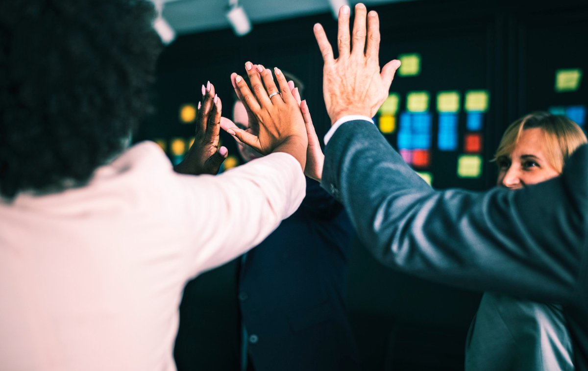 MDBromberg's tweet photo. Communicating your company's mission, vision, and values inspires dedication that supports growth. A PEO provides comprehensive HR support and expertise, giving you more time to tailor your message to each stakeholder group. #Values #Growth https://t.co/jrP8Qib0sc https://t.co/GWGaQPuqn7