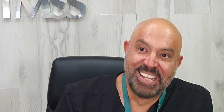 agendasetting1's tweet photo. 🥼👨‍⚕️✈️👏#Video un #medico del IMSS de #Coahuila salvó a pasajero en pleno vuelo que sufrió una arritmia cardíaca durante un vuelo que cubría la ruta Guadalajara-Torreón. #mexico #doctor #imss #anestesiologo ¡Qué historia! 🫂🙏 #hispanos #latinos #vida #salud #vuelo #airplane https://t.co/EfYdqTSo0m