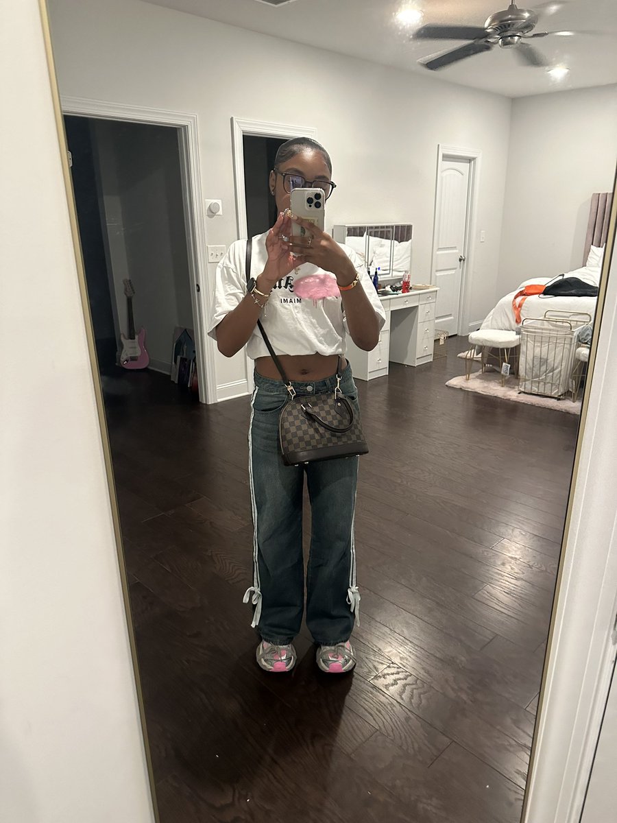 Sanaialise's tweet image. Let me be yall stylist😂