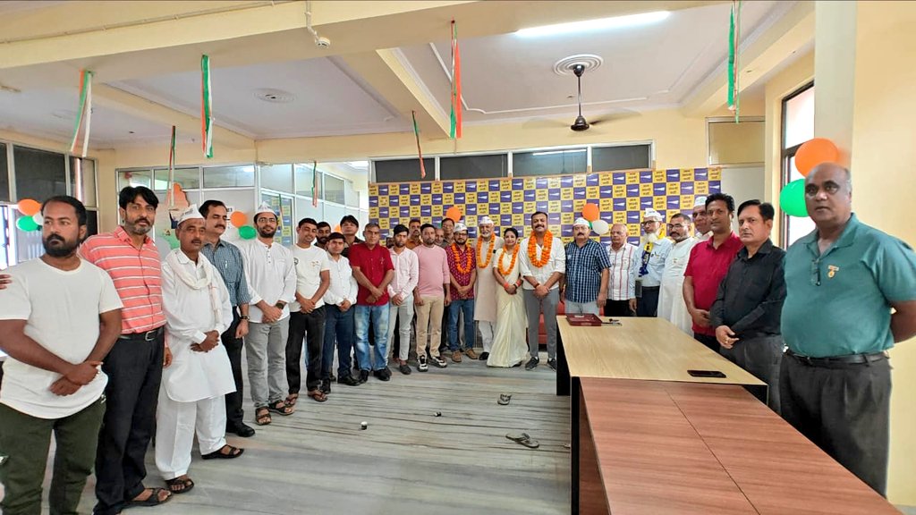 NaveenPaliwal_'s tweet photo. आज स्वतंत्रता दिवस के शुभ अवसर पर प्रदेश कार्यालय जयपुर पर ध्वजारोहण करने के पश्चात सभी पदाधिकारीयों और कार्यकर्ताओं से संवाद किया तथा जयपुर जिले नवनियुक्त पदाधिकारीयों का सम्मान किया गया और उनके उज्जवल भविष्य के लिए शुभकामनाएं दी । 

@SandeepPathak04 https://t.co/WrPksWh0AM