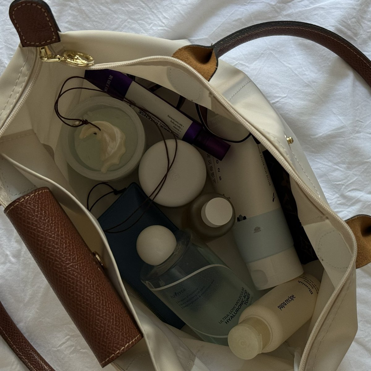 Девочки, ну что, я вас услышала и сегодня у нас небольшой тред про мой уход за кожей 💅🏻 

В конце треда будут все ссылочки на продукты, погнали! 👀