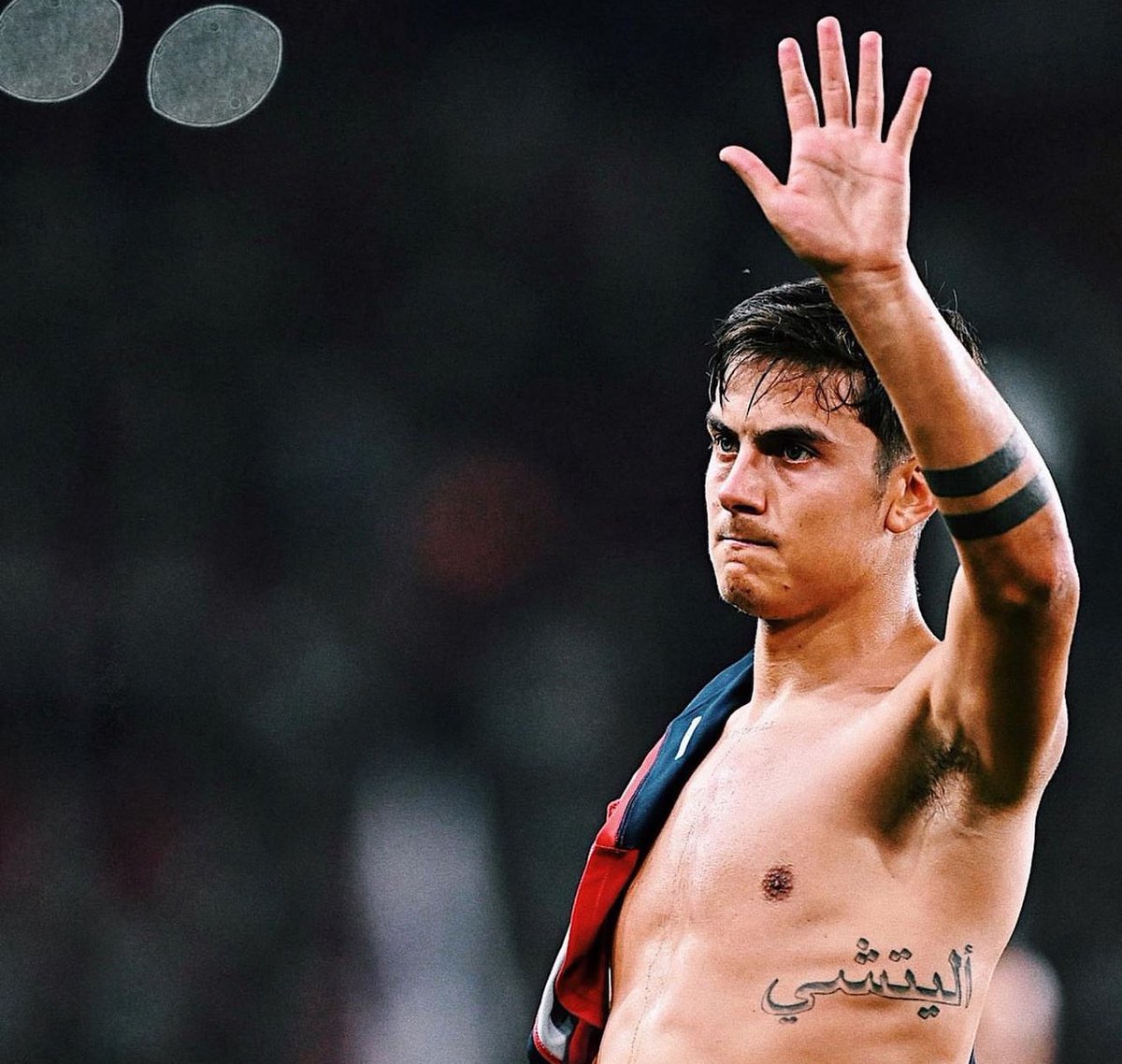 _DiegoMiranda's tweet photo. Paulo Dybala 🇦🇷 pone rumbo al Al-Qadisiyah. El club saudí pagará 15 millones a la Roma.

✅ Allí jugará con Aubameyang, Nacho, Nahitan Nández y Equi Fernández.

💔 Confieso estar destruido al verlo partir de Europa con 30 años y que Arabia sea su destino. https://t.co/11fYcyDqNT