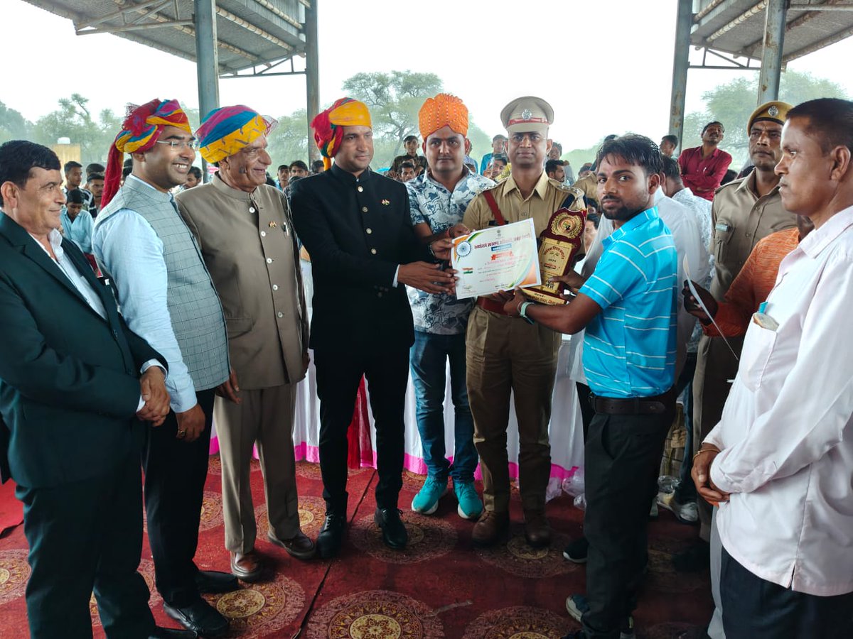 BSNL_RJ's tweet image. Today on the occasion of #Independence_Day celebration, #BSNL channel partner Sh. Giriraj Kashyap received appreciation from local administration (SDM Chhabra) for providing excellent #BSNL #Ftth services at Chhabra in #Baran district. #BharatFibre #SwitchToBSNL