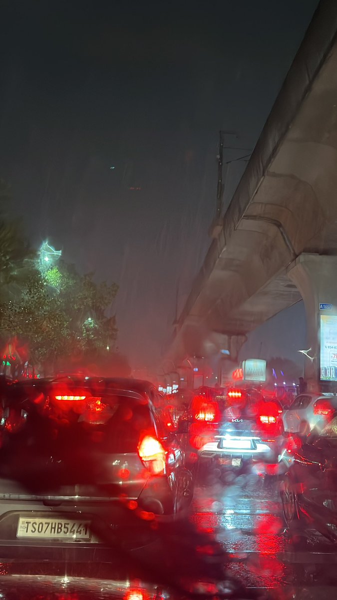 Sridhara_Ch's tweet photo. @balaji25_t Heavy rain at LB Nagar and heavy traffic jam also https://t.co/CwtQHI1Abn