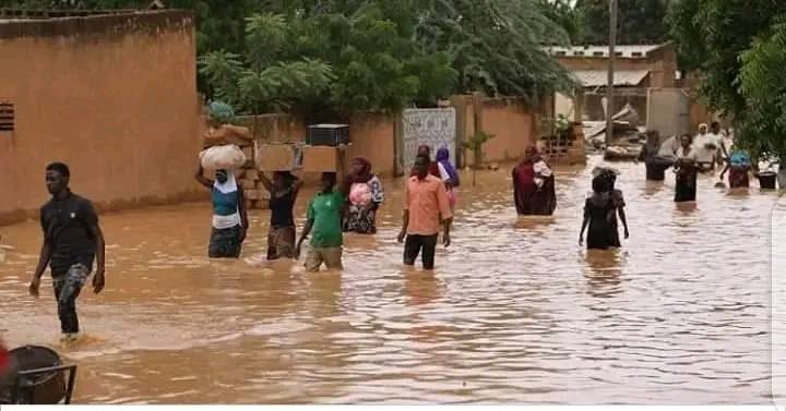 ‼️ℹ️Au moins 52 personnes sont mortes noyées dans un accident au Niger, touché par des inondations

L'accident est survenu avec deux véhicules de transport de passagers dans la région de Tahoua (ouest), a indiqué l'Agence nigérienne de presse (ANP).

Abonnez-vous <a href="/LaPresseGN/">LaPresseGN</a>