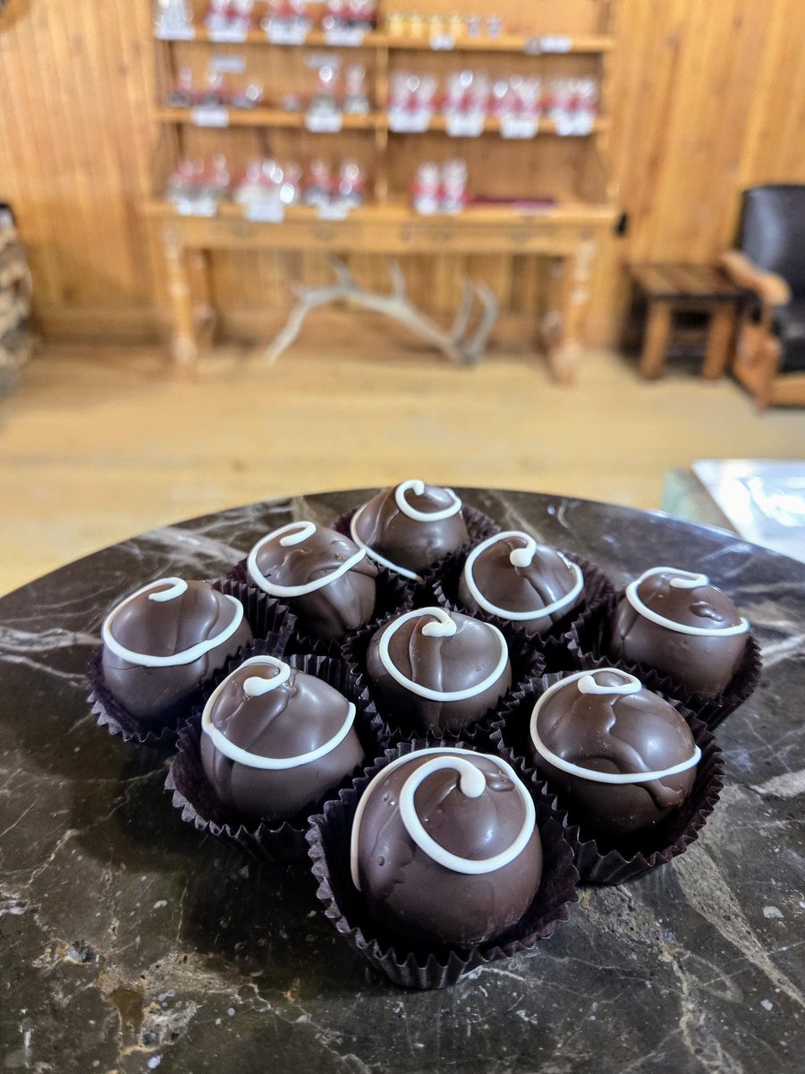 meetchoc's tweet photo. Saffron
This legendary spice blends beautifully with our Belgian 54% cacao dark choc ganache
*This week we are open Tues-Fri 10a-4p. On days we sell out of chocolate we will close early

~we will be closed Sat (Aug 17th) and next Tue (Aug 20th) for an event https://t.co/lE5cibeUeo