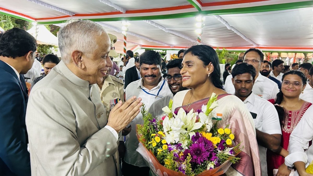 bigtvtelugu's tweet photo. ఏపీ గవర్నర్ అబ్దుల్ నజీర్ ఆతిథ్యం ఇచ్చిన ఎట్ హోమ్ కార్యక్రమంలో పాల్గొన్న ఏపీ కాంగ్రెస్ చీఫ్ వైఎస్ షర్మిల.

#AndhraPradesh #Athomeprogramme #YSSharmila 
#Congress #NewsUpdates #bigtvlive @realyssharmila https://t.co/KokgJn4bzU