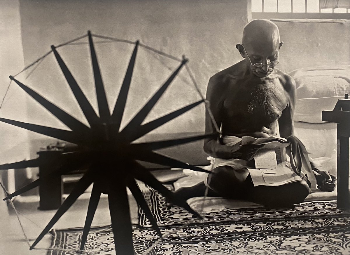 Margaret Bourke-White
L’opera 1930 - 1960 @ Camera  - Torino
Gandhi mentre legge vicino a un arcolaio nella sua casa di Pune 
Maharashtra, India, 1946