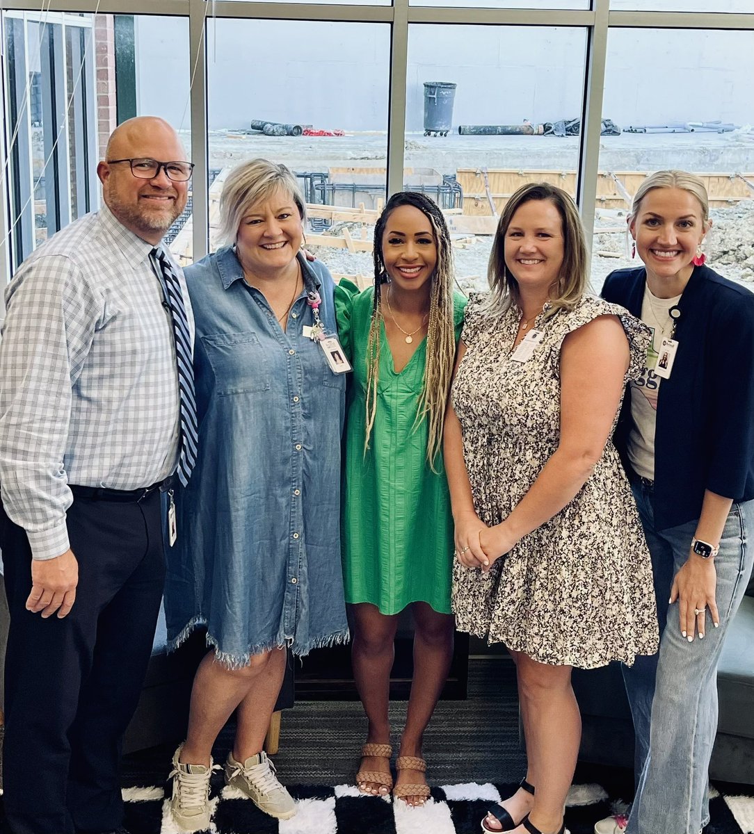I am so thankful for our middle school leadership! Watching them greet our @SecondaryRISD students with smiles and enthusiasm was a great way to start the day! #ILoveRockwallISD