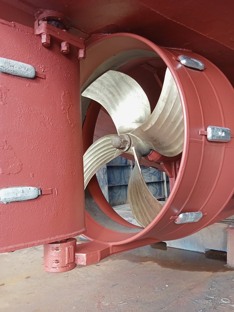 LuytGroep's tweet photo. Hoogstandje in #LUYT #dok: binnen 1⃣ week heeft onze Dokploeg #installatie van #nieuwe #tunnel &amp; #schroef voor WR-2 'Duna Lynn' succesvol afgerond. Perfect op tijd voor nog een #visreisje, net voor de Flora &amp; Visserijdagen. Mooi #teamwork &amp; #vakmanschap!  
#LUYT #DenOever #yard https://t.co/tcW0ULa6ng