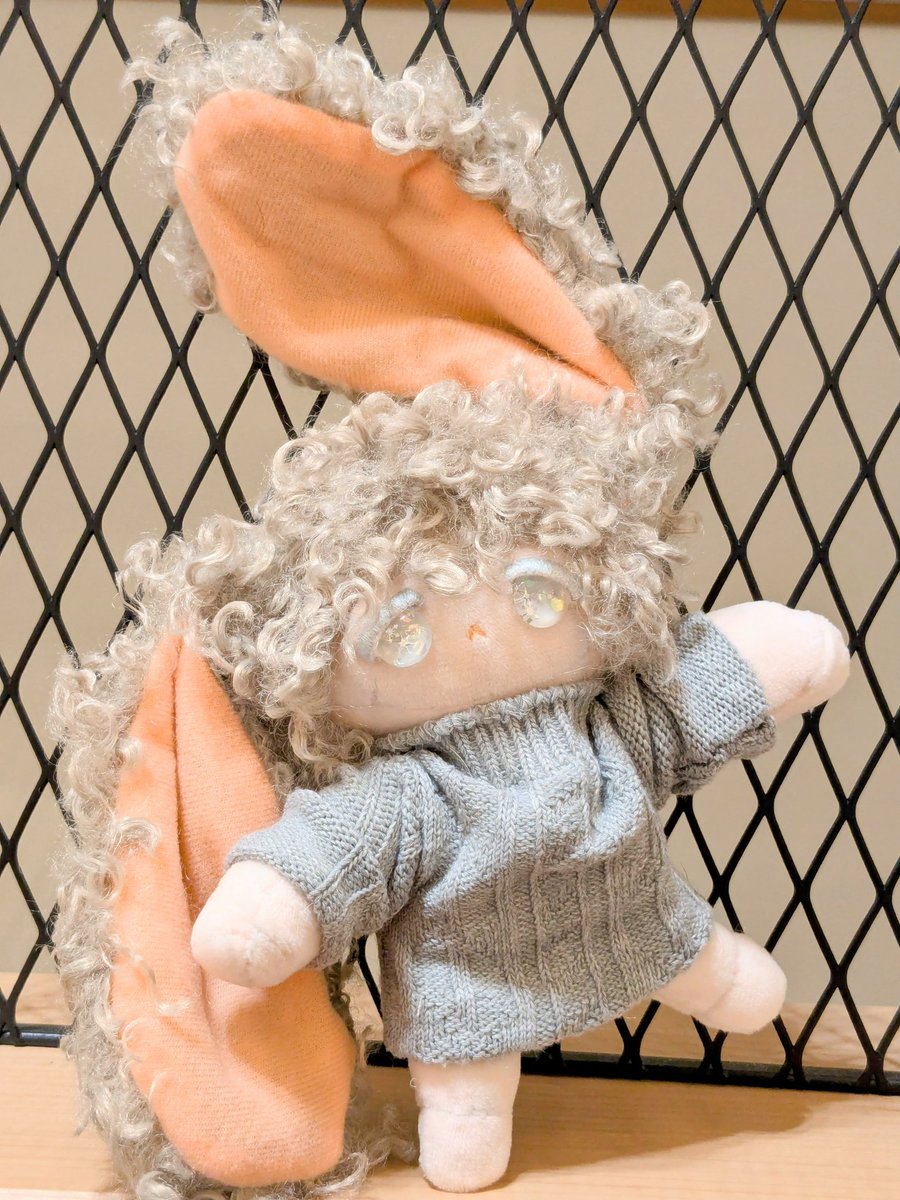 chabizo115's tweet photo. うさ耳ケモっ子ちゃん誕生🪡
くるくるヘアで儚げな印象のアイにしてみました✨
針金でボーン入れてるのでポーズも取れます。
服が出来次第BOOTHでお家探しする予定です！
 #自作ぬい  #ぬい活  #ぬい撮り  #ハンドメイド  #カボションアイのぬい  #ぬい蔵Chabee  #うさ耳  #ケモっ子  #お家探し https://t.co/QzD5KrJPCG