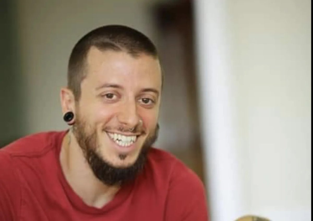 SaP011's tweet photo. Lui si chiamava Stefano Leo, un nostro fratello italiano, aveva solo 33 anni. 

Il 23 febbraio 2019 si stava recando a lavoro nel negozio dove svolgeva la mansione di commesso. 

Quel giorno si incontra casualmente con il mostro, l’immigrato marocchino Said Mechaquat, i loro sguardi si incrociano. Stefano, ragazzo gentile, accenna un sorriso e prosegue per la sua strada. 

Il marocchino, senza motivo, lo segue e gli sferra una coltellata al collo. Per Stefano non c’è nulla da fare, morirà dissanguato in strada. 

L’immigrato viene condannato a 30 anni di carcere (più 2 per stalking contro il suo ex datore di lavoro), agli inquirenti dirà di non conoscere Stefano, senza segni di pentimento pronuncerà questa frase “l’ho ucciso perché era felice”. 
Alle domande dei giornalisti risponderà facendo il gesto delle corna. 

L’immigrato era stato licenziato dai suoi datori di lavoro per il suo comportamento vergognoso, e la moglie, stanca delle sue continue botte, aveva trovato il coraggio di cacciarlo di casa. 

Così, quel giorno, il fallito scelse di togliere la vita ad un italiano a caso, purché fosse felice, per vendetta. 

Agli inquirenti dirà, con una freddezza agghiacciante quanto spregevole: «prendo il coltello con la mano sinistra, mi alzo tranquillo, lo raggiungo, gli passo davanti leggermente, gli do il colpo al collo, guardo se glielo dato bene. Poi l’ho superato». 

Un altro figlio d’Italia morto per mano dell’immigrazione incontrollata, per lui nessuna protesta in piazza, giornate dedicate o copertura mediatica 24h. 

Stefano era un italiano, ucciso da un immigrato africano, per tale motivo la cosa è passata nel silenzio.