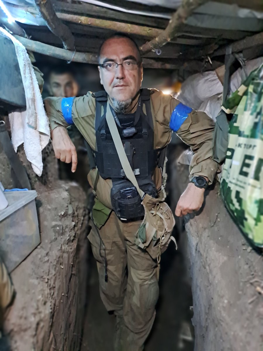 karpaty's tweet image. Nejhloupější umírají v zákopech

270 metrů od ruských pozic jsme s ukrajinskými bigoši spali v kanalizační trubce, třásli se před drony a zjistili, že na první (nulté) linii to vypadá  zcela jinak, než si většina lidí představuje. Nevystřelili jsme si, ani po nás nebylo stříleno,…