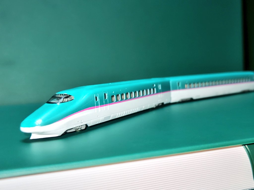rinngo485's tweet photo. 覚えている人はいるだろうか。E5系登場2ヶ月前、プロモーションとして登場した緑のE2系を。残念な事にE5系がすぐに出てきたためあまり話題にならず去っていったJ編成を。
ということでE5色のE2系100番台タイプ完成しました！現状連結が出来ない仕様なので、いつか連結出来るように改良したい
#ウソ電 https://t.co/yTmeGggctp