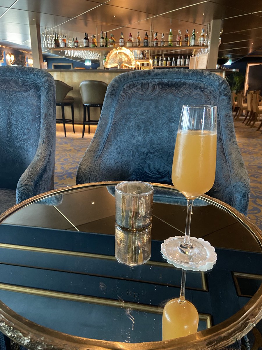 JillMansell's tweet photo. Is everyone else enjoying a 🍑 Bellini before lunch on a boat in Venice? Or is it just me? Hooray, it’s me! https://t.co/iajFebUjeu