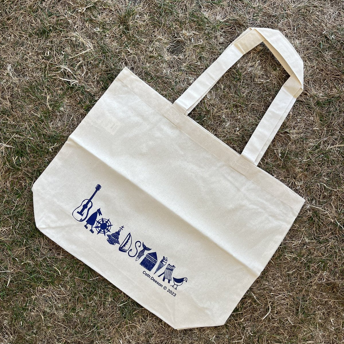 CathDeeson's tweet image. BROADSTAIRS 
PRINTS AND BAGS
Available to buy 
@folkweek 
Last two days!!
10-8.30pm🤸🏼‍♀️🤸🏼‍♀️🤸🏼‍♀️
#broadstairs #folkweek #kent #printmaking #linocut #tote #bag #totebag