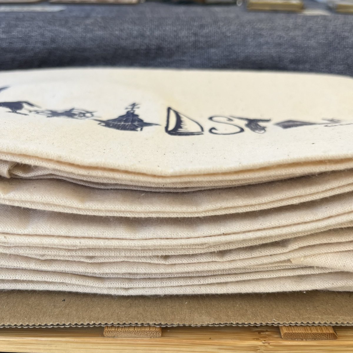 CathDeeson's tweet image. BROADSTAIRS 
PRINTS AND BAGS
Available to buy 
@folkweek 
Last two days!!
10-8.30pm🤸🏼‍♀️🤸🏼‍♀️🤸🏼‍♀️
#broadstairs #folkweek #kent #printmaking #linocut #tote #bag #totebag