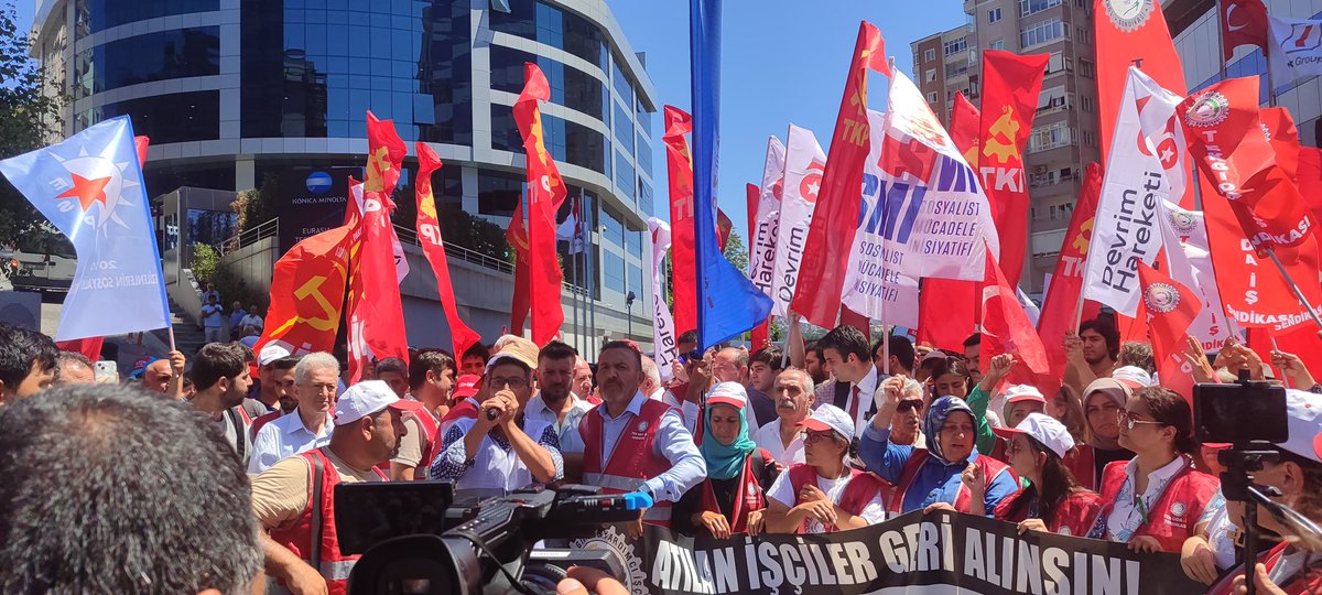 istanbul_tkp's tweet photo. Direnişteki Polonez işçileri: Sendika hakkımızı kazanıncaya kadar direnişe devam

Kârına kâr katarken emekçileri köle olarak görenler kaybedecek!

#polonezişçisikazanacak 
#Polonezişçisiyalnızdeğildir https://t.co/42K6DfRwNm