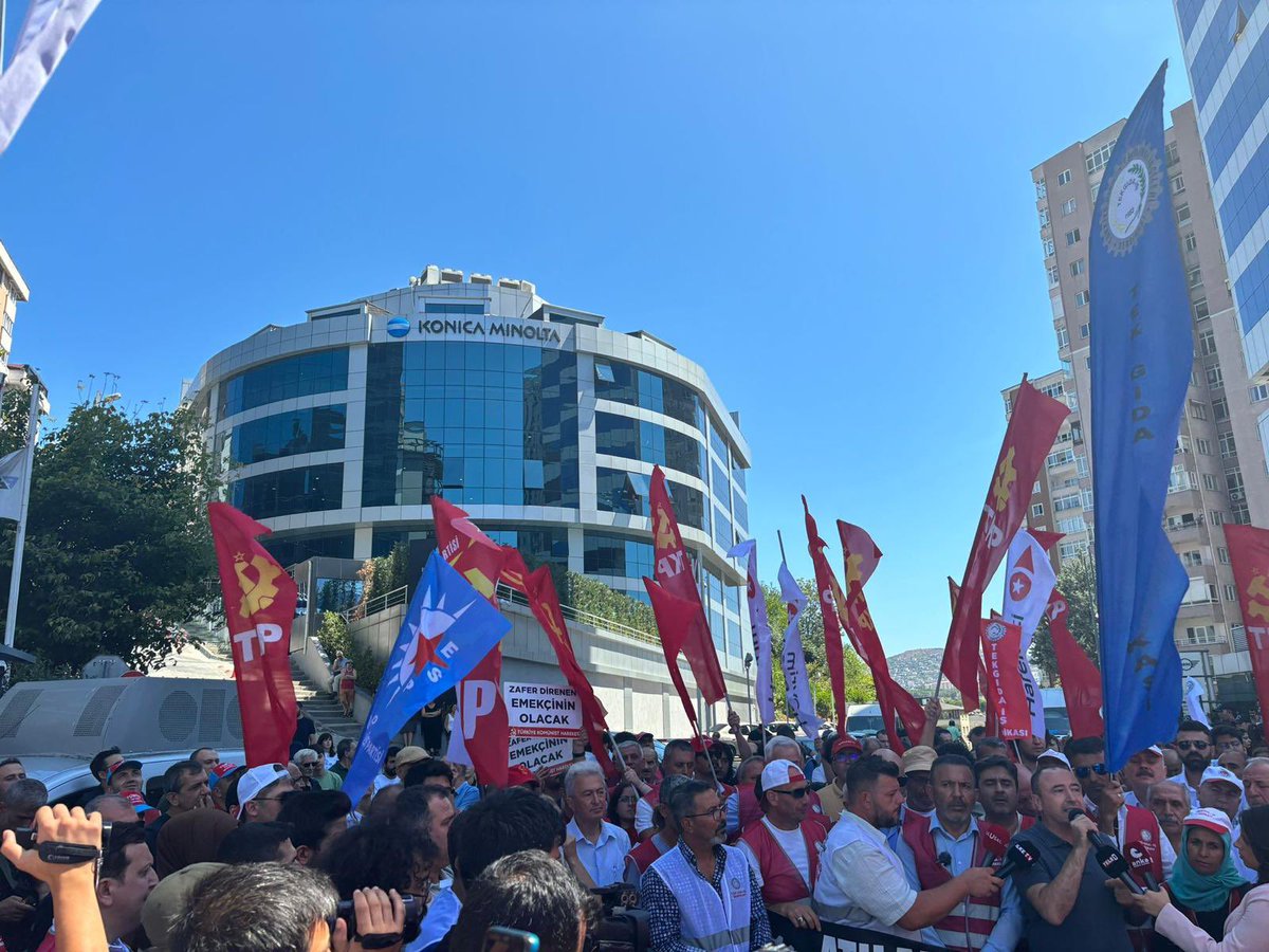 istanbul_tkp's tweet photo. Direnişteki Polonez işçileri: Sendika hakkımızı kazanıncaya kadar direnişe devam

Kârına kâr katarken emekçileri köle olarak görenler kaybedecek!

#polonezişçisikazanacak 
#Polonezişçisiyalnızdeğildir https://t.co/42K6DfRwNm