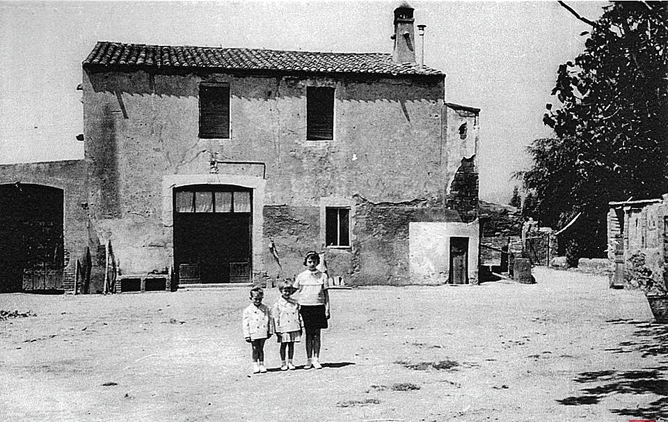 A principis del s.XX, #LHospitalet tenia més de 200 masies de les què l'especulació urbanística ha destruït més del 90%. Tot seguit us faig un fil dels masos què, a dia d'avui, han sobreviscut a la brutal destrucció de l'espai agrícola de #LHospitalet i del seu #PatrimoniLH. 👇