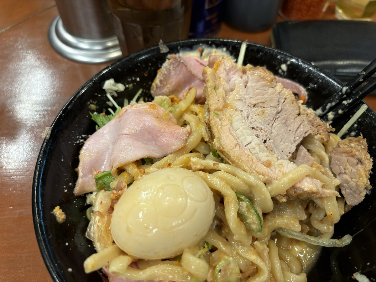 NWgn0825's tweet photo. それいけ！たかちゃんラーメン🍜
冷やしまぜそばネギまみれ
3連休前夜なんで混んでても
キン冷え黒丼美味そ
真ん中から混ぜると水菜レタスにパルメザンチーズかかり美味い
下からツルモチ太麺スープに絡めすっごく美味しい
ローストポークで麺包み美味
豚も味玉も美味しい
また来ます
ご馳走様でした🙇‍♂️ https://t.co/FNZpJ3j7Nt