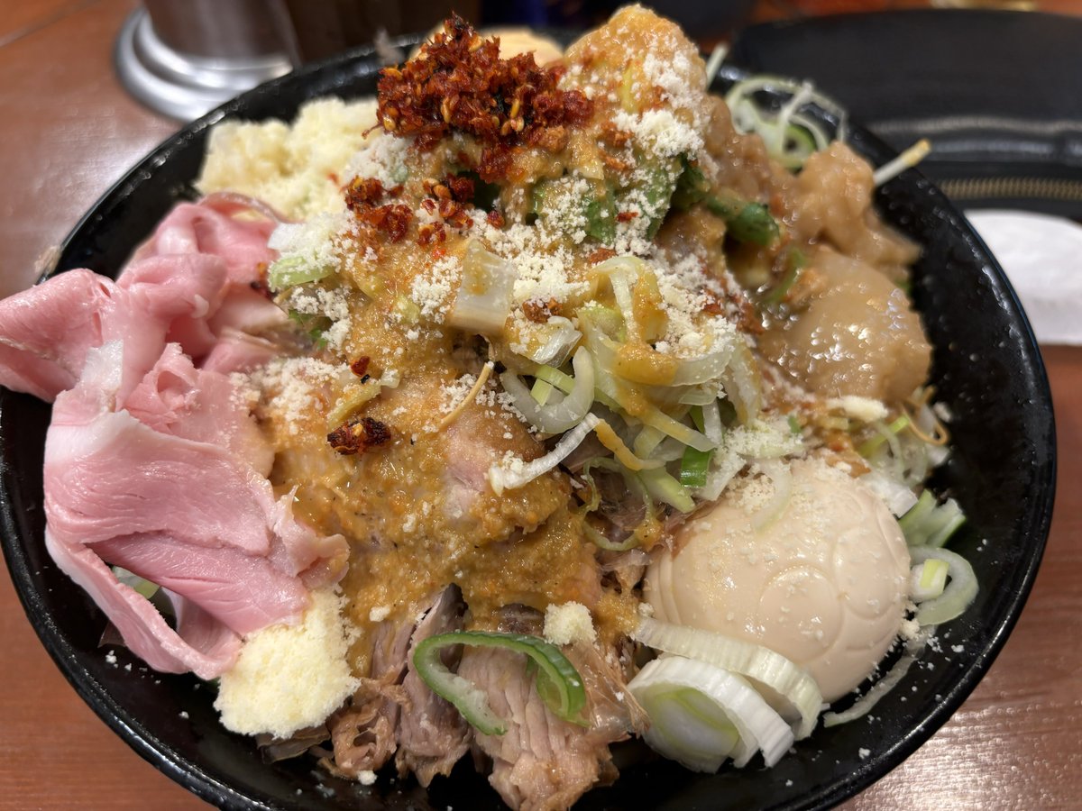NWgn0825's tweet photo. それいけ！たかちゃんラーメン🍜
冷やしまぜそばネギまみれ
3連休前夜なんで混んでても
キン冷え黒丼美味そ
真ん中から混ぜると水菜レタスにパルメザンチーズかかり美味い
下からツルモチ太麺スープに絡めすっごく美味しい
ローストポークで麺包み美味
豚も味玉も美味しい
また来ます
ご馳走様でした🙇‍♂️ https://t.co/FNZpJ3j7Nt