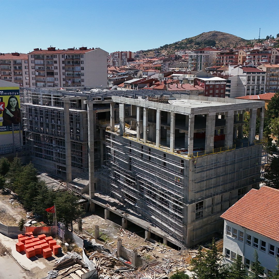 TibukogluYapi's tweet photo. Tibukoglu Yapı önderliğinde Yozgat İl Halk Kütüphanesi projemiz hız kesmeden ilerlemeye devam ediyor.

Şehrimizin kültürel gelişimine katkıda bulunmaktan dolayı gurur ve mutluluk duyuyoruz.

#Tibukogluyapi #Tibukoglu #İnşaatProjeleri #YozgatİlHalkKütüphanesi https://t.co/XO2M8aRGEG