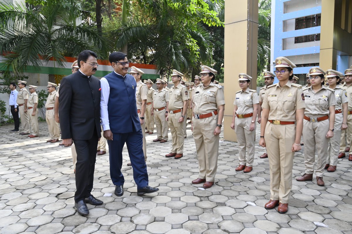 cgstnsk's tweet photo. On the eve of the 78th Independence Day, Honourable District Judge of Nashik, Shri Shivaji B. Kachare, proudly hoisted the National Flag at the Nashik CGST Commissionerate. The occasion was graced by the distinguished presence of Shri R. K. Dwivedy, Commissioner of CGST Nashik. https://t.co/FNsVRJGGEu