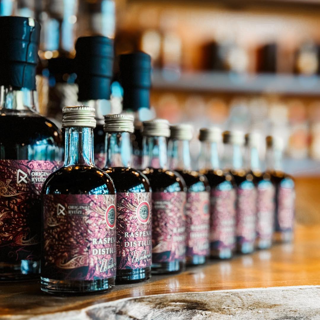 RaspDistillery's tweet photo. První doušek zanechá na jazyku příjemnou sladkost, která se postupně rozvine do nádherné, plné višňové chuti. Ta vůně! Plná a nezaměnitelná. Jakmile ji ucítíte, ihned vás přenese do světa, kde se snoubí tradice s inovací.
#wicherka #destilat #dezertnivino #premiovyalkohol https://t.co/D90zwUTTUp