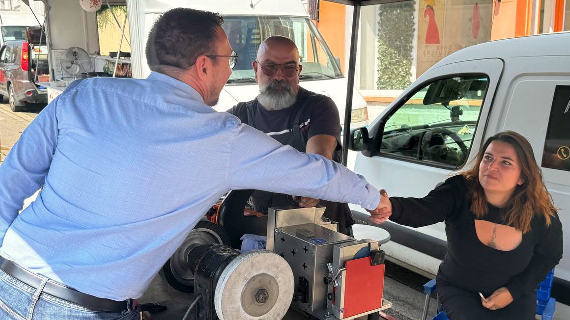 A_Dutremble's tweet photo. 🍗🛍️ Bon accueil sur le marché du Creusot en ce jeudi de l’Assomption. Les commerçants et les badauds sont ravis de l’engouement que porte le camp national à l’Assemblée nationale. https://t.co/uvG0C9txrN