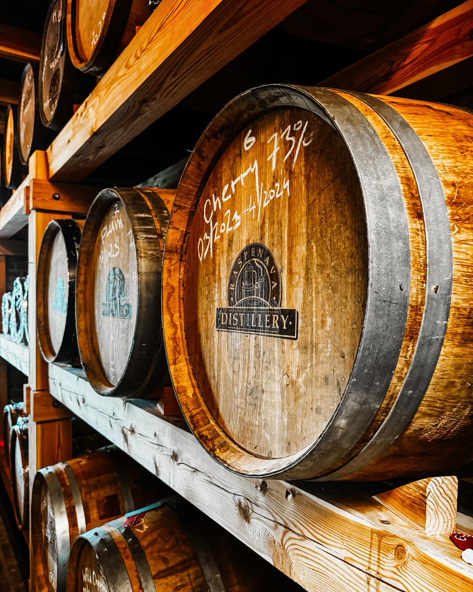 RaspDistillery's tweet photo. Sudy jsou jakési kouzelné schránky. Schránky, které dokážou dodat pálenkám nezaměnitelný charakter a hloubku. Každý jeden z těchto sudů by mohl vyprávět příběhy o letech trpělivého čekání, o proměnách chutí a aromat.
#raspenavadistillery #sudy #uslechtiledestilaty #libereckykraj https://t.co/hPOc8XcCz6
