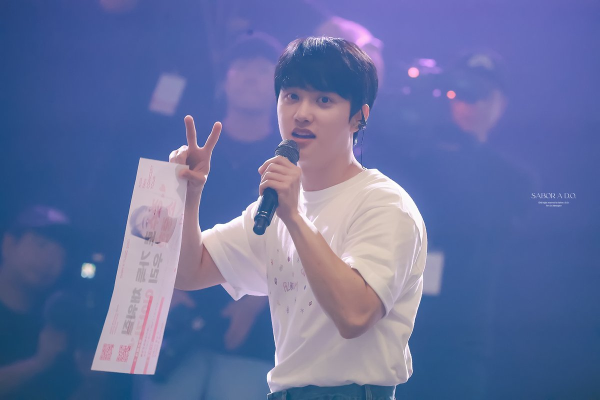 Sabor_a_DO's tweet photo. 240721 Bloom in OSAKA -1-  

팬들과 사진찍는 게 너무 행복해 보인다는 거.

#경수 #디오 #도경수 #KYUNGSOO #DO (D.O.) #Dohkyungsoo #都暻秀 #ド・ギョンス https://t.co/KpAM5ERDv5
