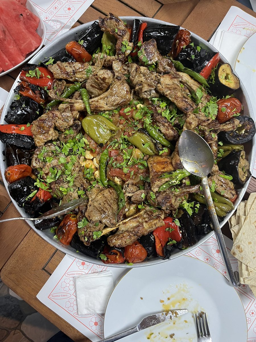NursanSelcuk's tweet photo. Yadigar Dokgöz gardaşım bizleri Ömerli’deki restoranına davet etti ve kendi elleriyle yaptığı Madımak çorbası, içli köfte ve kebabı lezizdi. Ne demişler “Ekmeği ekmekçiye ver bir ekmek de üstüne ver.” bu yemekleri de ancak Yadigar yapar. Herkese çok teşekkür ediyorum… https://t.co/se0R4Uea3J