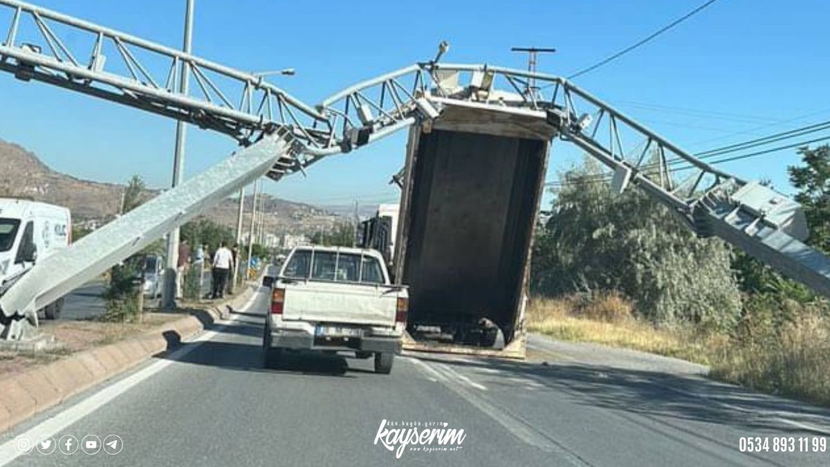 kayserimnet's tweet image. Damperi açık kalan kamyon PTS direğini devirdi

kayserim.net/haber/21330453… 

#kayseri #damper #kamyon #trafik #kaza