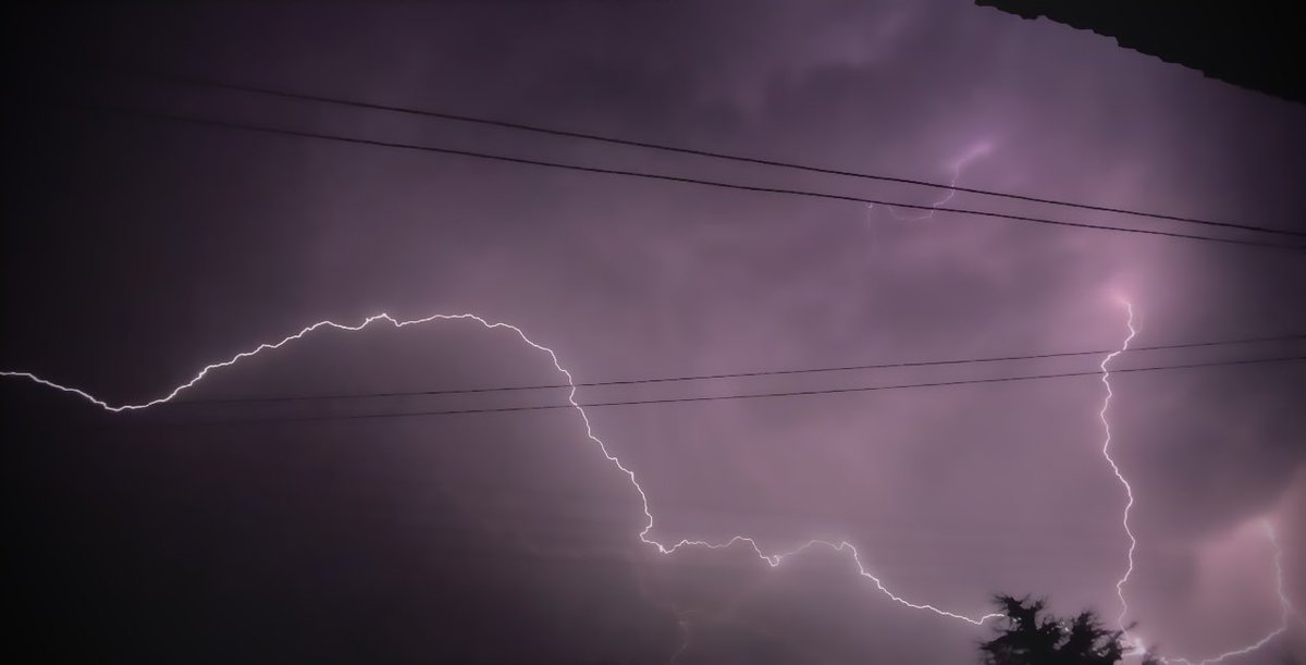 sun18695887's tweet photo. Capture of sudden lightning⚡️ https://t.co/zSTj9QUD8j