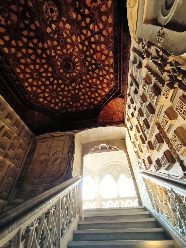 oscarranlo's tweet photo. Escalera del Colegio de San Gregorio (s..XV) #Valladolid, actual sede del @MuseoEscultura. En su origen, centro de estudios teológicos de los Dominicos. La suma de la arquitectura y detalles góticos con el artesonado mudéjar, hacen de esta escalera, modelo castellano de la época https://t.co/i9nrtM1zJz