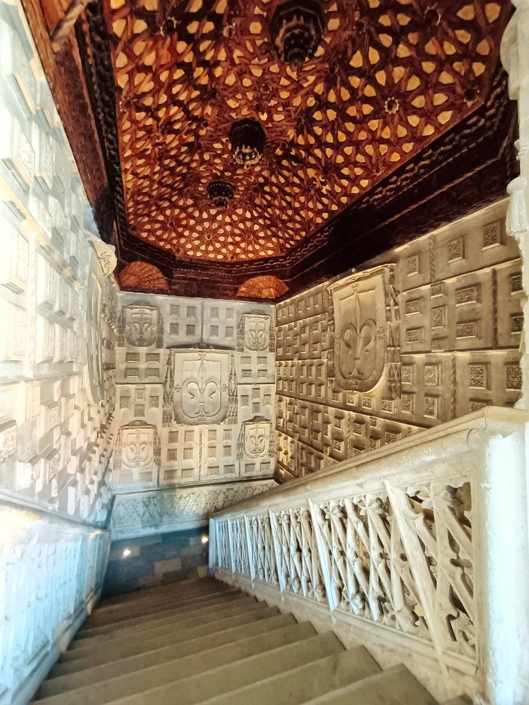 oscarranlo's tweet photo. Escalera del Colegio de San Gregorio (s..XV) #Valladolid, actual sede del @MuseoEscultura. En su origen, centro de estudios teológicos de los Dominicos. La suma de la arquitectura y detalles góticos con el artesonado mudéjar, hacen de esta escalera, modelo castellano de la época https://t.co/i9nrtM1zJz