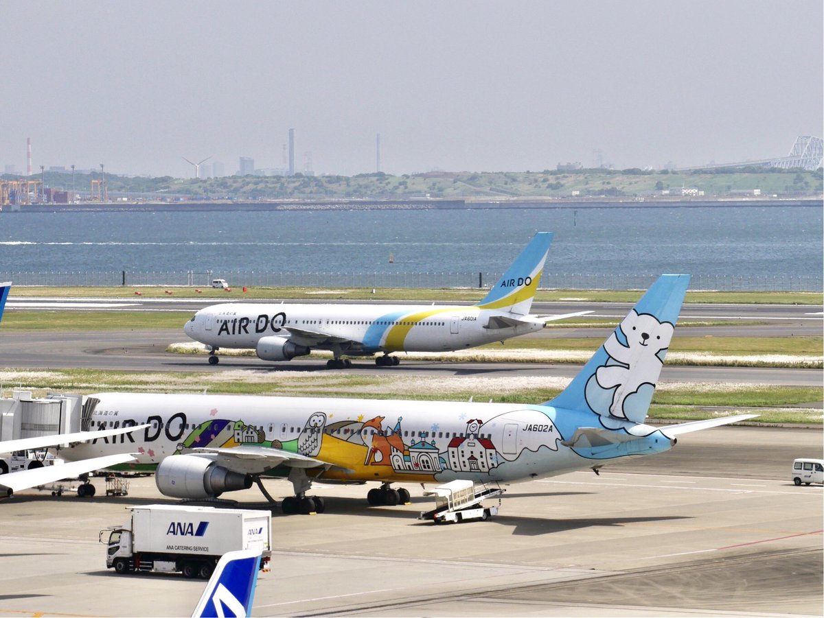 yossyB6's tweet photo. お友だちとAIRDOのびーろくの話をしてて
あの頃の懐かしいお写真
皆さんにも見ていただこうと思って
良かったらセンパイやアニキ、モヒちゃんのこと
思い出してあげてください
びーろく、この4機でがんばってたなぁ
#airdo
#ja98ad
#ja01hd
#ja601a
#ja602a
#hnd https://t.co/zX0Jy900H6