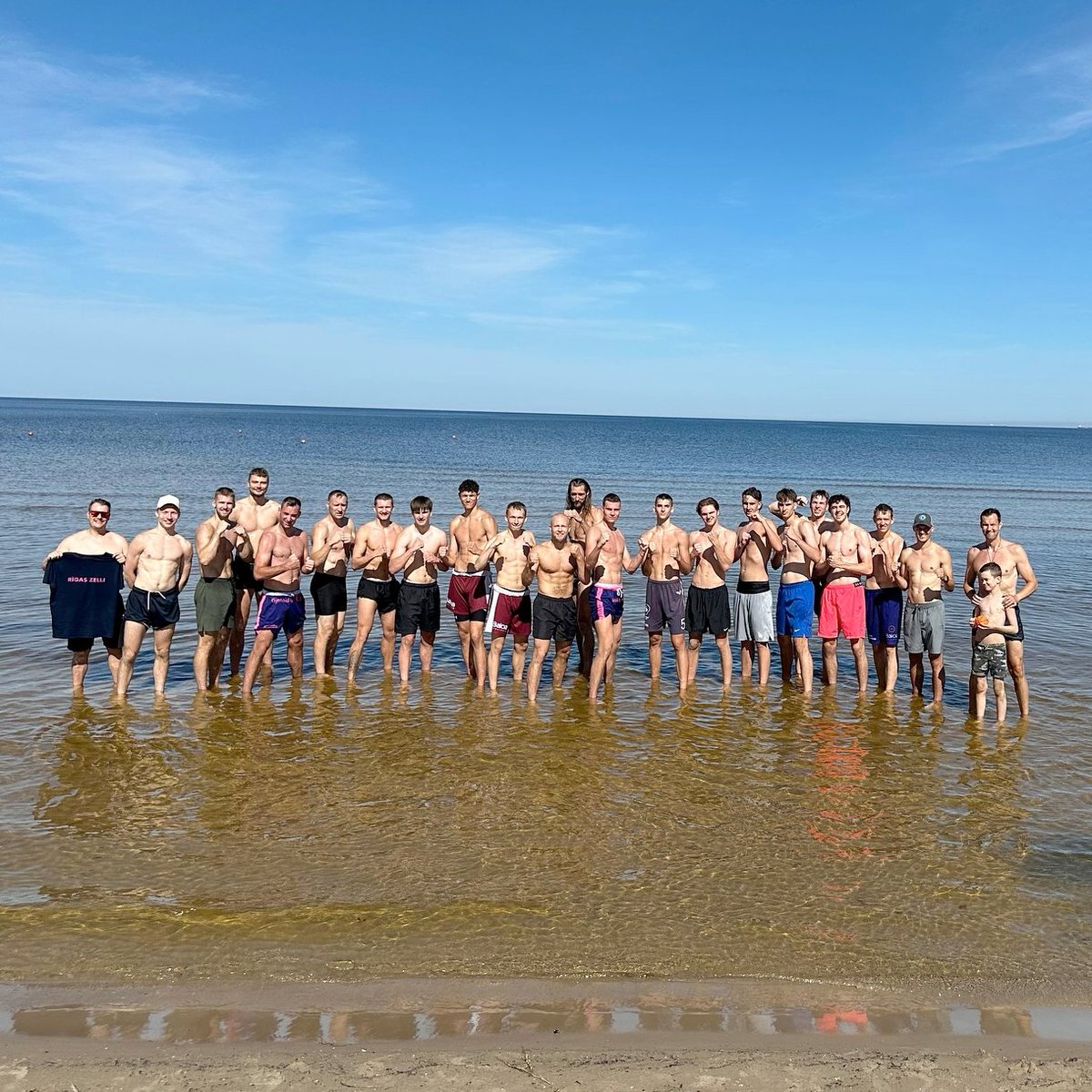 Fiziskās sagatavotības treniņi pludmalē nav joka lieta, bet mūsu fizio Jānis Baumanis parūpējies par slodzi pludmales smiltīs un atpūtu pēc tās! 💪🏽🏖️