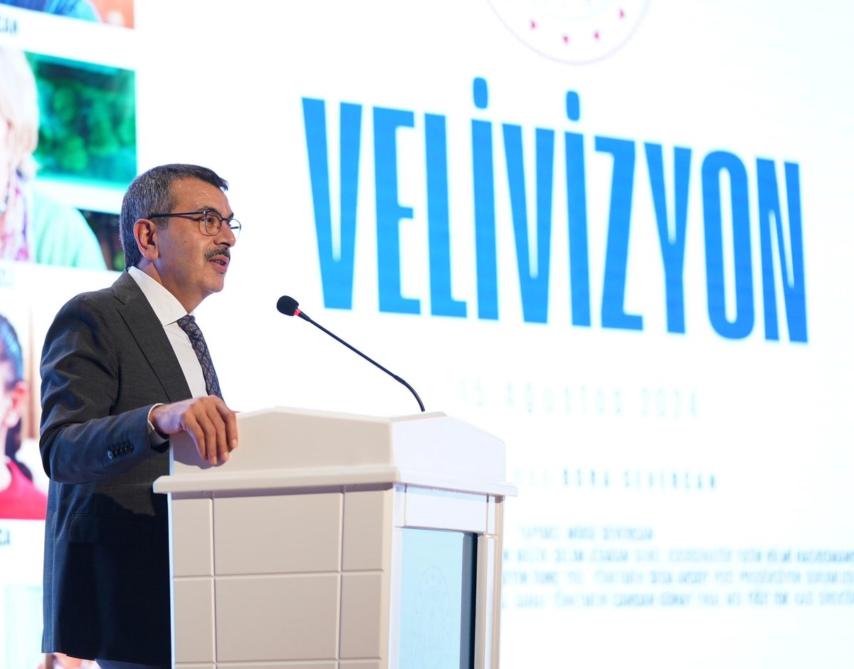 Yusuf__Tekin's tweet photo. 📍Ankara/ Talim ve Terbiye Kurulu Salonu

Bakanlığımızın, eğitimin en kıymetli paydaşı velilerimiz için hazırladığı Velivizyon Platformu’nun lansman programını gerçekleştirdik.

Ulusal ve uluslararası raporlara göre ebeveynlerin çocuklarına olan duygusal desteği, öğrencilerimizin öznel iyi oluşu üzerinde önemli bir etkiye sahiptir. Bu destek, öğrencilerin okulda aidiyet duygusunu, yaşamın anlamını, olumlu duygular ve yaşam doyumu gibi çeşitli alanlarda öznel iyi oluş düzeylerini artırmaktadır. Bu sonuçlar ışığında, ailelerin çocuklarının eğitim süreçlerindeki rollerinin ne kadar kritik olduğu eğitimcilerin üstünde mutabakata vardığı bir gerçektir.

Bakanlık olarak okul-aile iş birliğini güçlendirerek öğrencilerin ahlaki, sosyal ve akademik yönden bütünsel eğitimine daha fazla katkı sağlamak amacıyla yeni bir adım daha attık ve “Velivizyon Platformu”nu hayata geçirdik.

Velivizyon Platformu, 12 ana başlık altında 8-10 dakikalık toplam 27 kısa filmi içinde barındırıyor. Öğretmenin öğretim yükünün hafifletilmesi ve velilerimizin iş birliği duygularını artırmayı hedefleyen platform, Web sayfası, dijital mecralar ve sosyal medya hesaplarından izlenebilir. 

Velilere yönelik hazırlanan kısa filmlerde, Zihni Göktay, Nevra Serezli, Volkan Severcan, Gülen Karaman, Zuhal Yalçın, Şebnem Özinal, Sefa Zengin ve Ziya Kürküt gibi birçok usta oyuncu dostlarımız da yer aldı. 

Bu vesileyle oyuncu dostlarımıza, mesai arkadaşlarımıza ve bu değerli projenin gerçekleştirilmesine emek veren herkese teşekkür ediyorum.