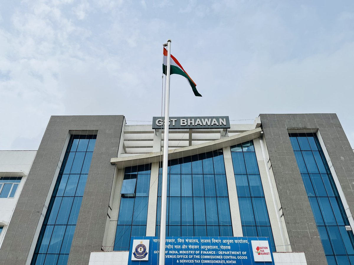 सी.जी.एस.टी. रोहतक आयुक्तालय में 78वें स्वतंत्रता दिवस पर माननीय प्रधान आयुक्त श्री नितिन आनंद ने ध्वजारोहण किया।यह अवसर हमें स्वतंत्रता सेनानियों के बलिदानों को स्मरण कर राष्ट्र के प्रति अपने कर्तव्यों का संकल्प लेने की प्रेरणा देता है। जय हिंद 🇮🇳<a href="/cbic_india/">CBIC</a> <a href="/cgstpklzone/">CGST & CX Zone, Panchkula.</a>