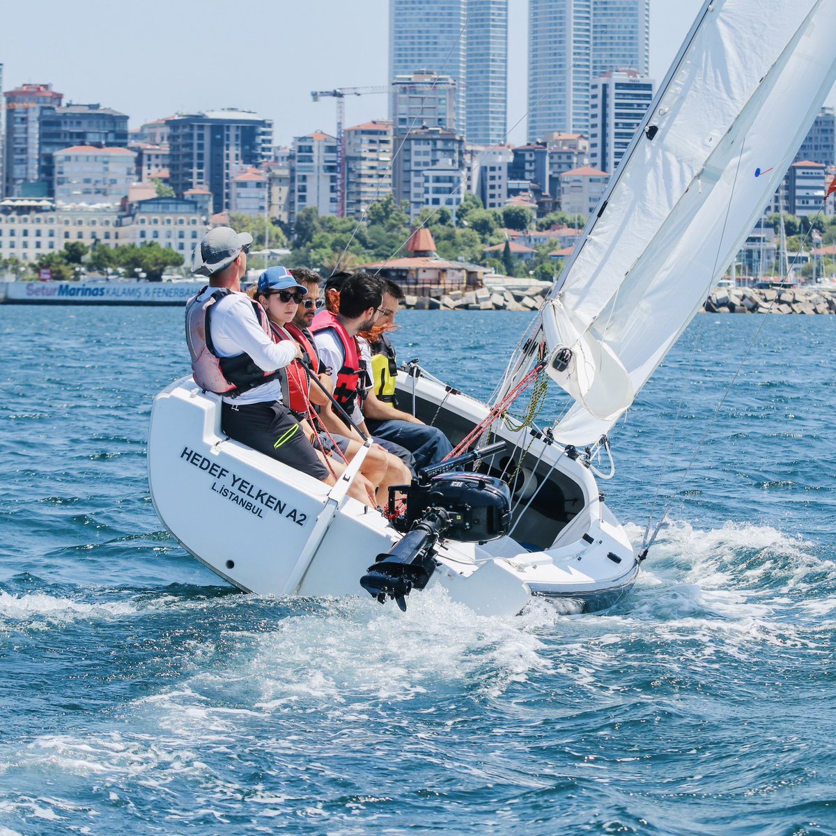 ⛵️ Sınırsız Pratikle Yelkene Merhaba

Temel Yelkencilik Eğitimi ile yelkenli teknenin parçalarını tanırken, temel dümen ve yelken tekniklerini öğreneceksiniz. Bu bilgiler, sizi hem denizle hem de tekneyle uyum içinde çalışmaya yönlendirecek. 

hedefyelken.com