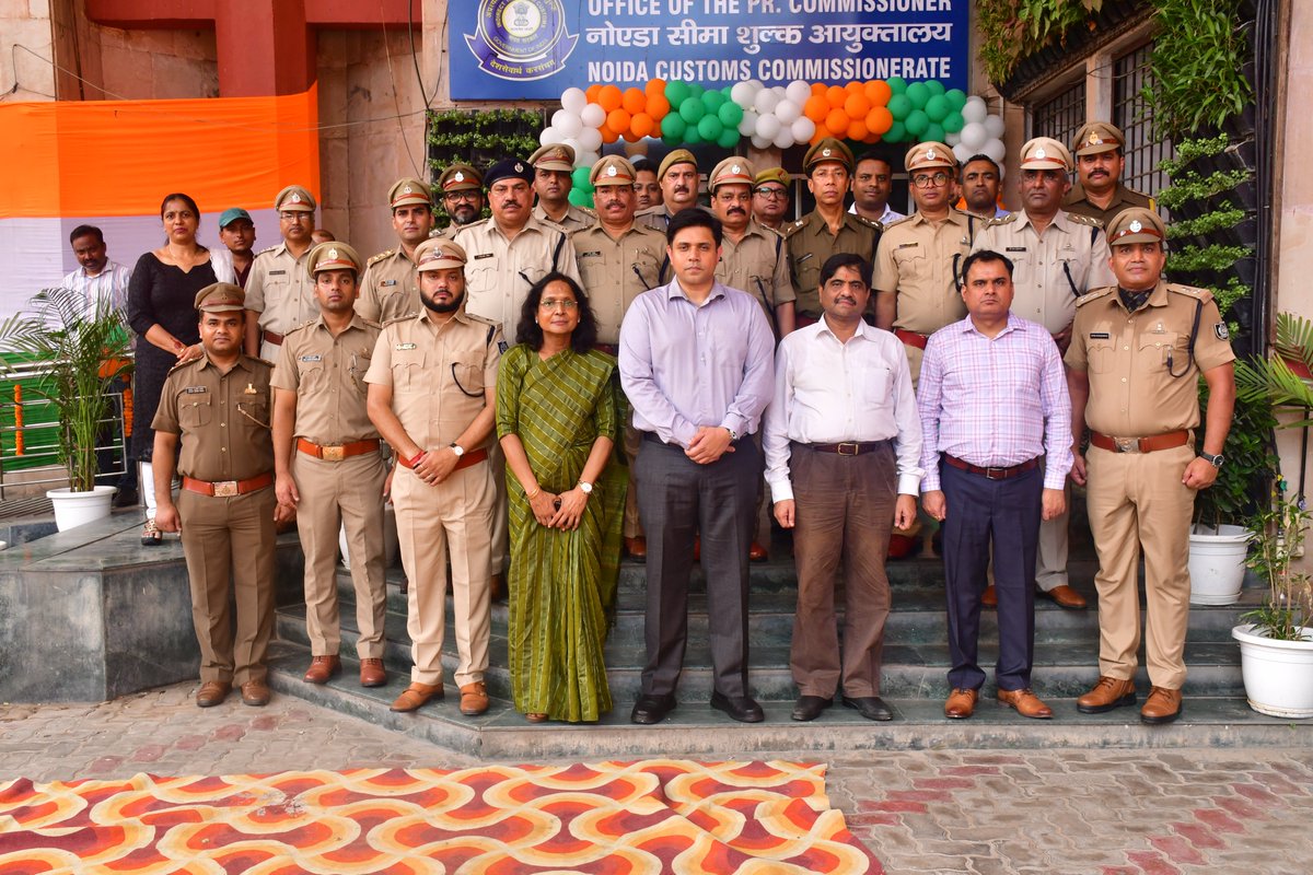 noidacustoms's tweet photo. Noida Customs Commissionerate celebrated the 78th Independence Day. Shri Sanjiw Kumar Mishra, Commissioner hoisted the National Flag and delivered the Independence Day message. Officers and staff participated with great spirit of unity and patriotism.
@cgstcusmeerut @cbic_india https://t.co/AhZ3cHGbRM