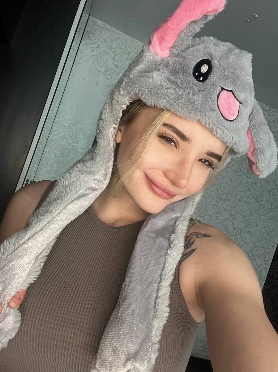 ava_x_'s tweet photo. @madisonjaanee Hiii 😘 https://t.co/CvBnTV4YRZ